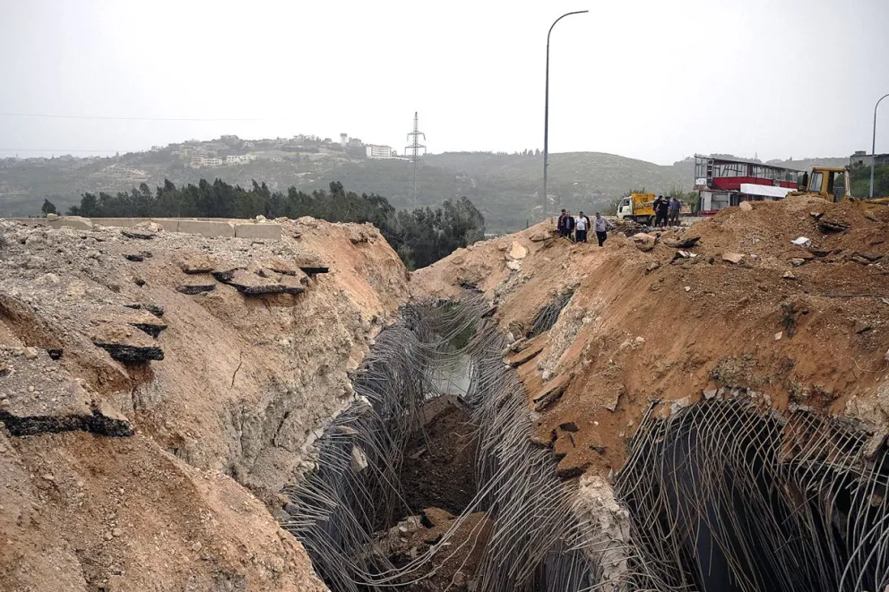 Los bombardeos israelíes en los puentes que llevan al sur del Líbano han creado colas kilométricas de desplazados que esperan para poder volver a sus casas. Foto: EFE