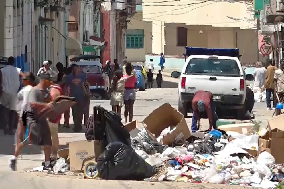 Personas caminan en la Habana Cuba. Captura de video: EFE