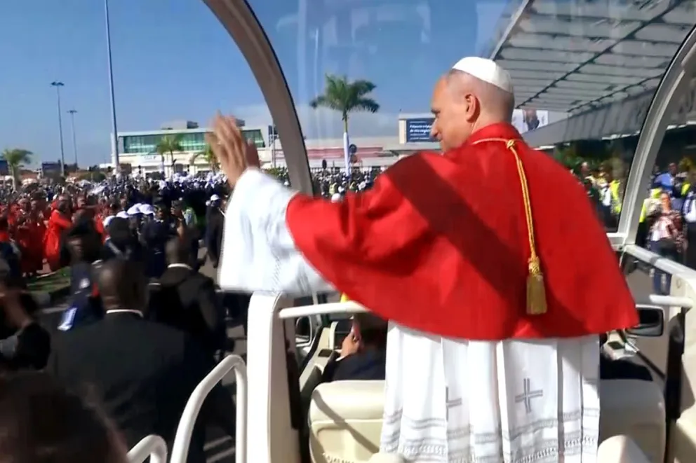 El papa León XIV saludando a la gente durante su visita a África. Captura de video: Vatican Media
