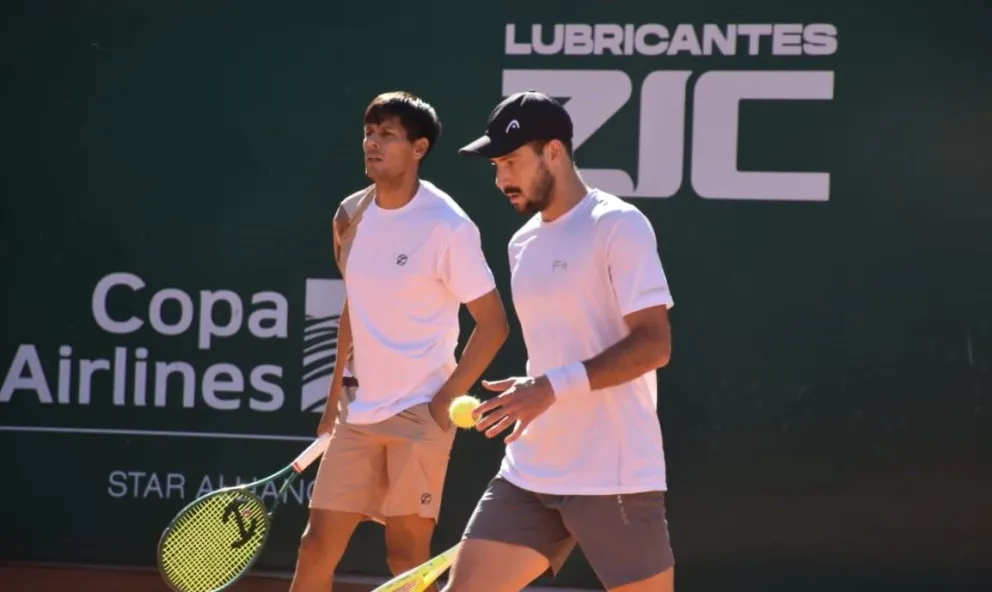 Zeballos (izq.) junto a Kestelboim durante el partido final de dobles. Crédito: Bolivia Open