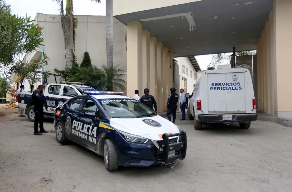 Efectivos de la policía estatal resguardan la zona donde se perpetró un ataque armado, en calles de Morelos, México. Foto: EFE
