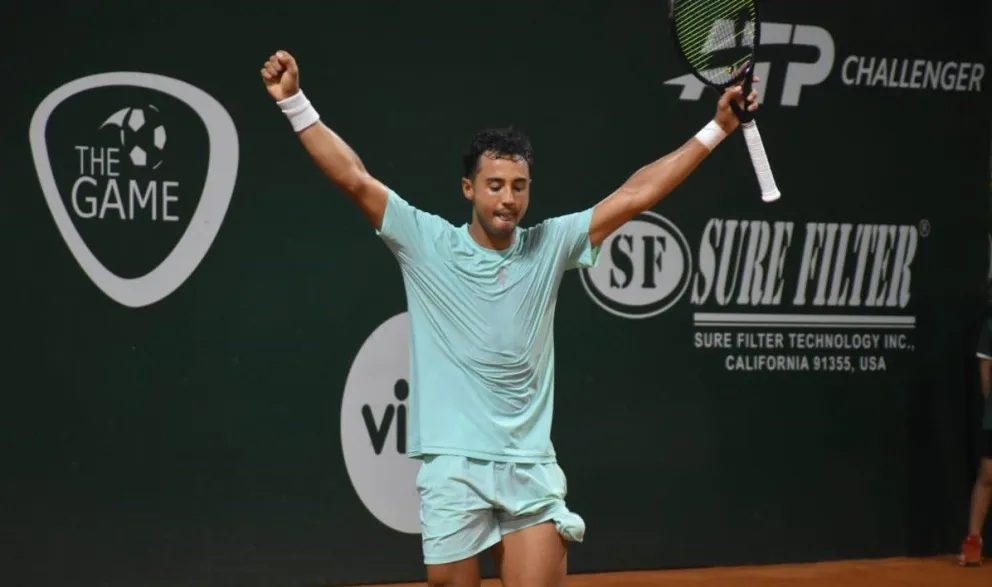 Hugo Dellien festeja el título tras ganarle en la final a Juan Carlos Prado. Crédito: Bolivia Open