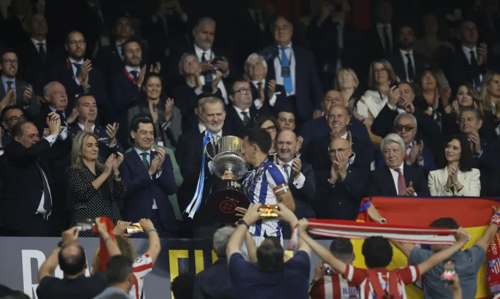 El capitán de la Real Sociedad, Mikel Oyarzabal (centro), recibe el trofeo de manos del rey de España. Foto: EFE