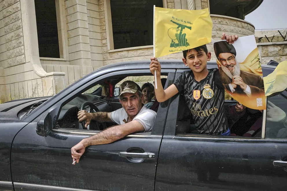 Los bombardeos israelíes en los puentes que llevan al sur de Líbano han creado colas kilométricas de desplazados que esperan para poder volver a sus casas tras el alto el fuego. Foto: EFE