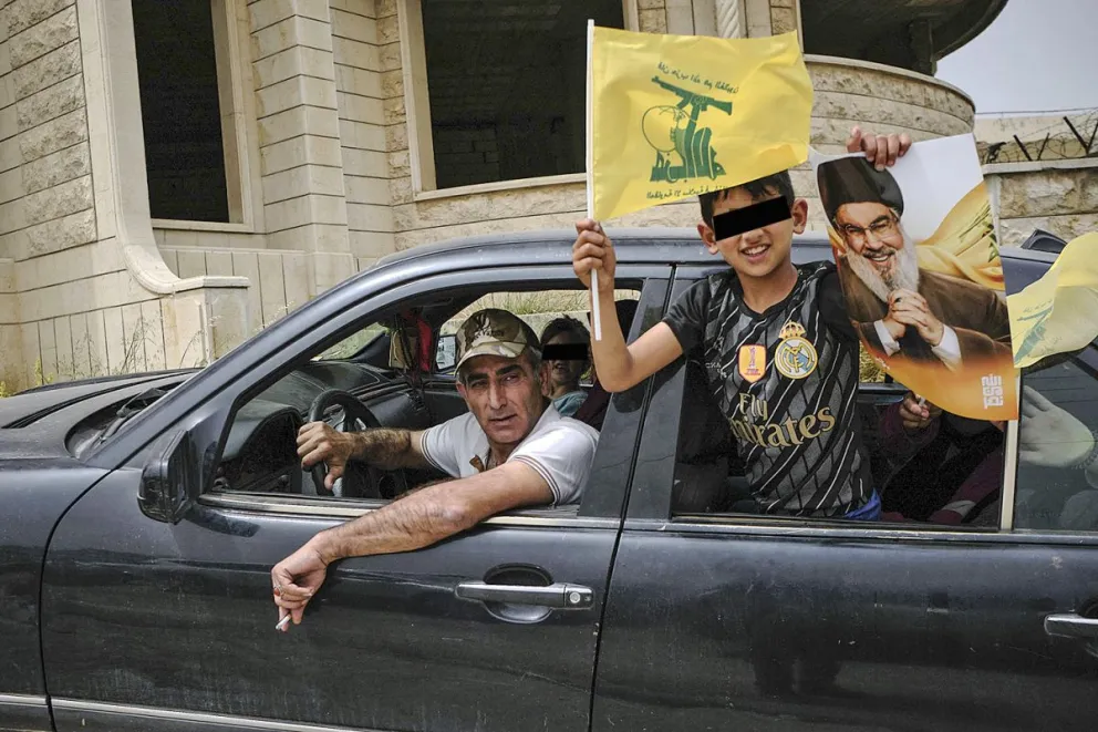 Los bombardeos israelíes en los puentes que llevan al sur de Líbano han creado colas kilométricas de desplazados que esperan para poder volver a sus casas tras el alto el fuego. Foto: EFE