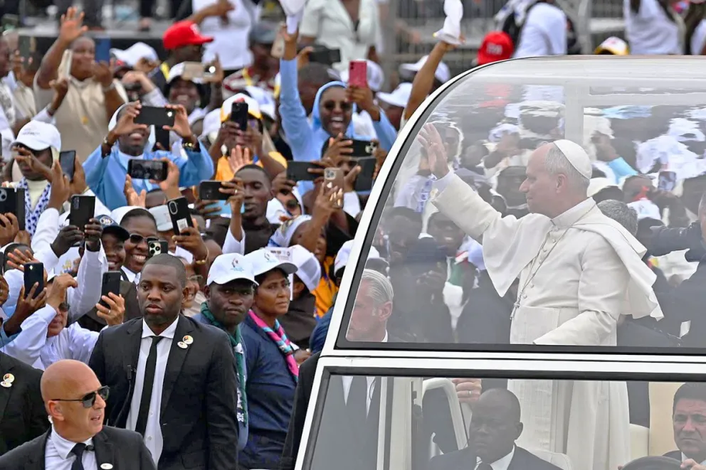El Papa León XIV llega para oficiar la Santa Misa en Kilamba, Angola. Foto: EFE