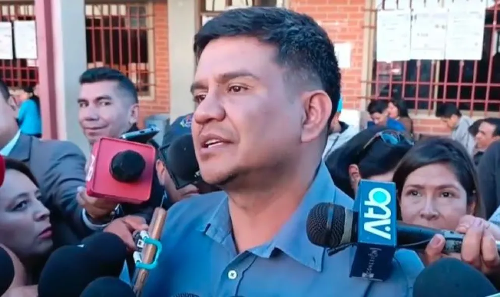 El postulante tras emitir su voto. Foto: Captura de video de Red Uno 