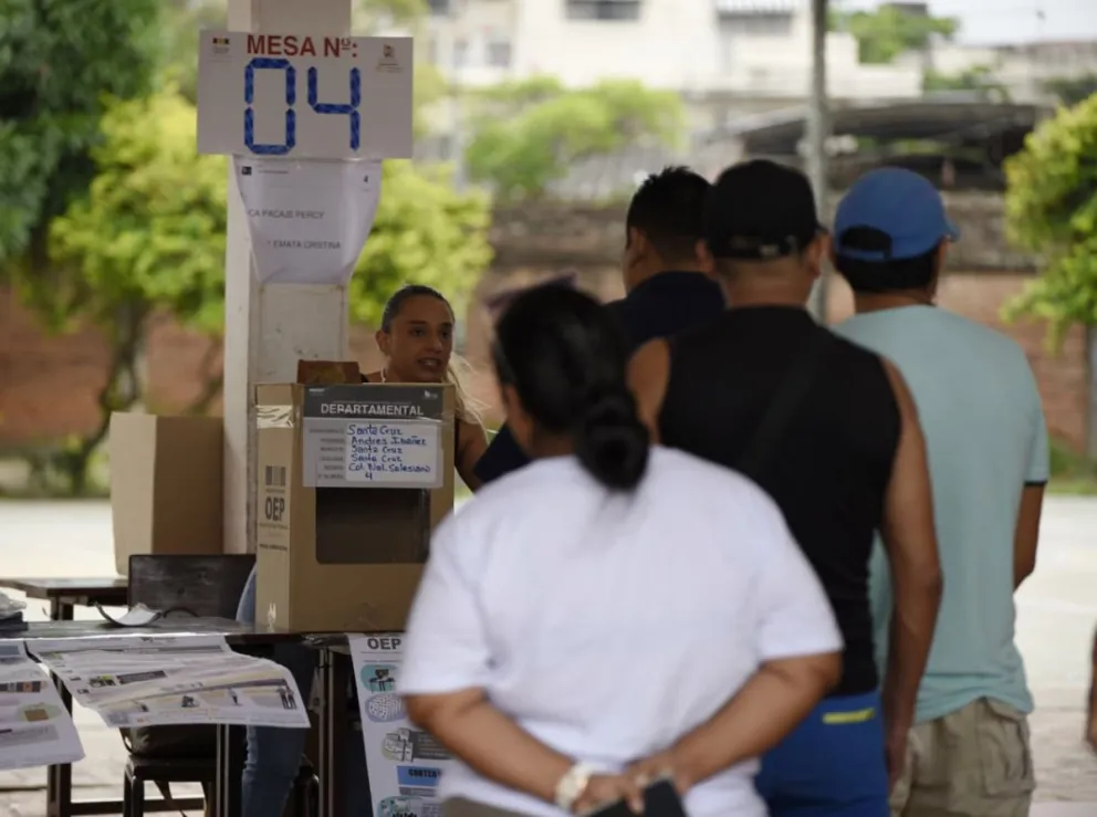 Electores hacen fila para votar. Foto: APG 