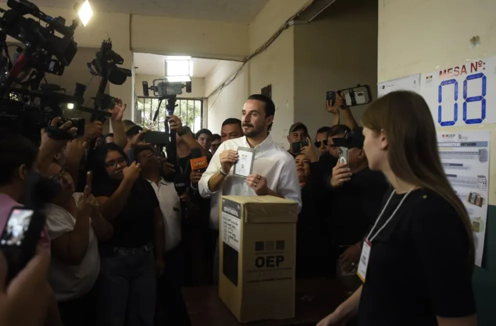 Juan Pablo Velasco emite su voto. Foto: APG