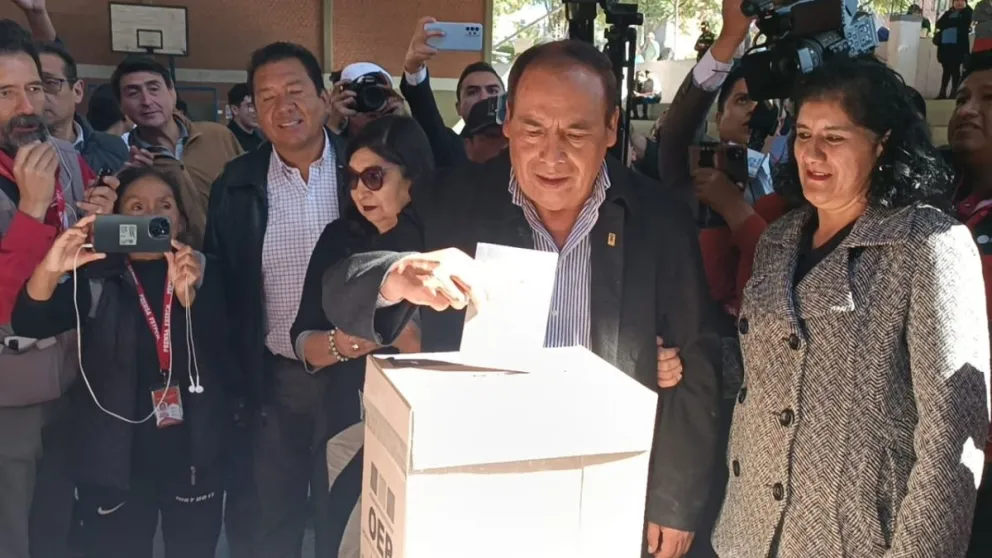 El candidato emite su voto, este domingo. Foto: Prensa Cultura Sucre 