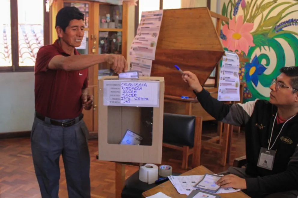 Un elector emite su voto en Chuquisaca, este domingo. Foto: APG 