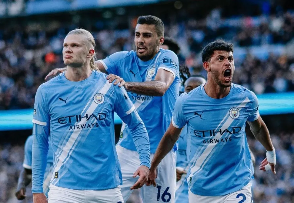 Erling Haaland (izq.) y sus compañeros festejan el gol de la victoria ante el Arsenal. Foto: Manchester City