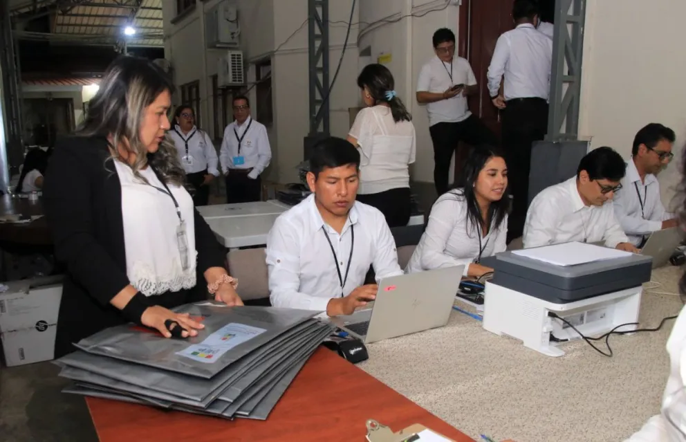 Las actas llegan a los recintos del organismo local en Tarija. Foto: APG 