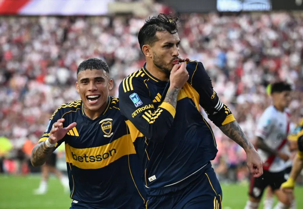 Leandro Paredes besa el escudo de Boca después de convertir el gol del triunfo ante River. Foto: Liga Argentina