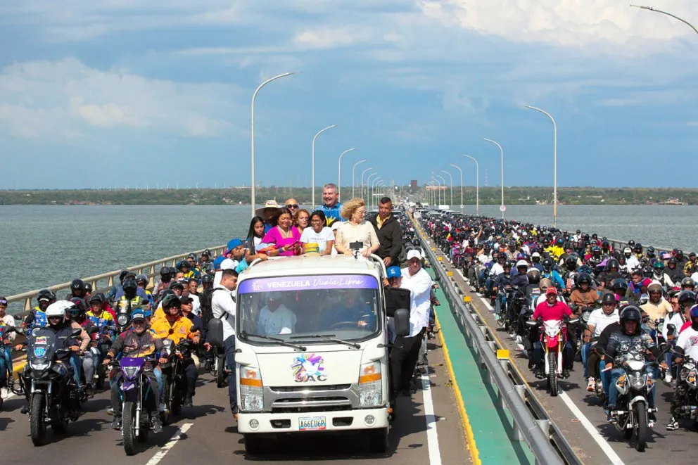 Delcy Rodríguez (c), durante una movilización este domingo, por el puente de Maracaibo (Venezuela). Foto: EFE
