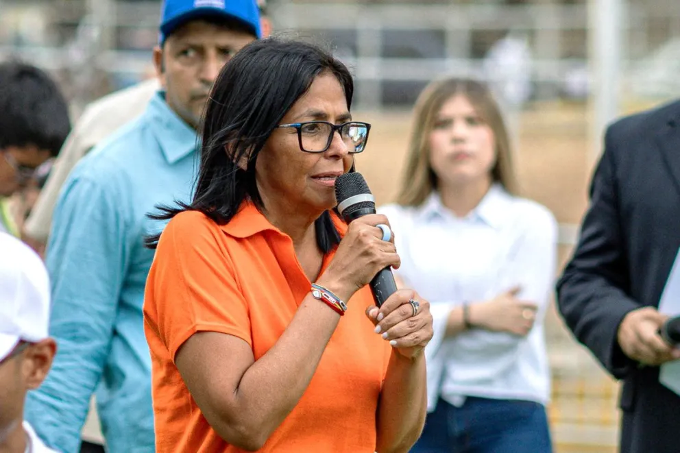 La presidenta encargada de Venezuela, Delcy Rodríguez, habla en Maracaibo. Foto EFE