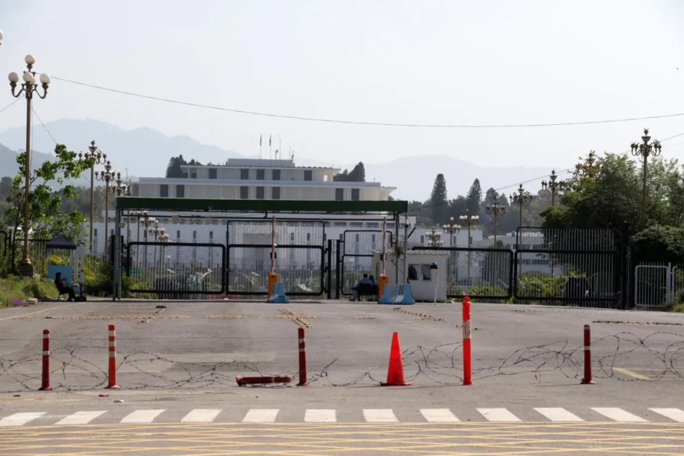  Vista de una carretera bloqueada que conduce a la zona roja donde se ubican la mayoría de las misiones diplomáticas y oficinas gubernamentales. Foto: EFE 