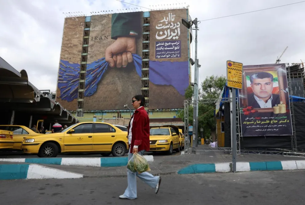 Un cartel en Teherán que dice que el Estrecho de Ormuz siempre estará en manos iraníes. Foto: EFE