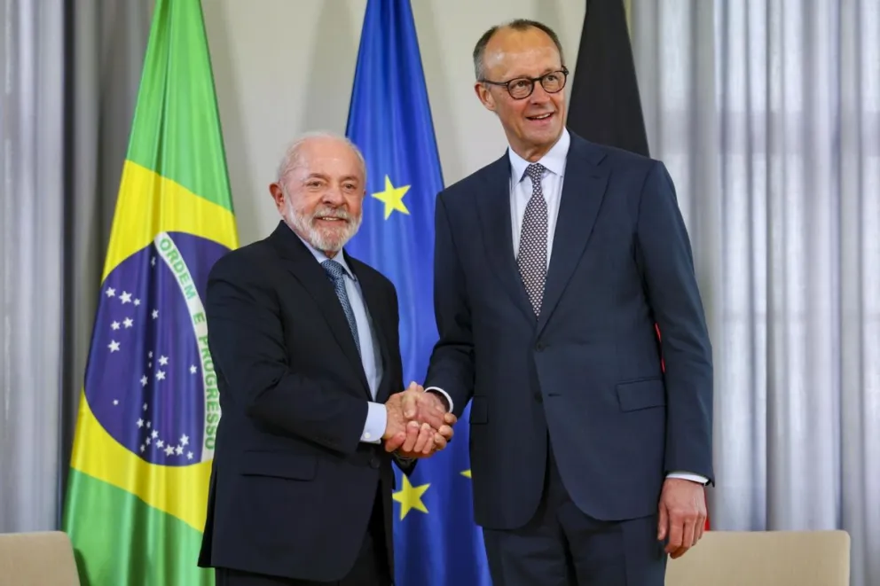 El canciller alemán Friedrich Merz y el presidente brasileño Luiz Inacio Lula da Silva se dan la mano al inicio de sus conversaciones en el Palacio Herrenhausen de Hannover, Alemania. Foto: EFE 