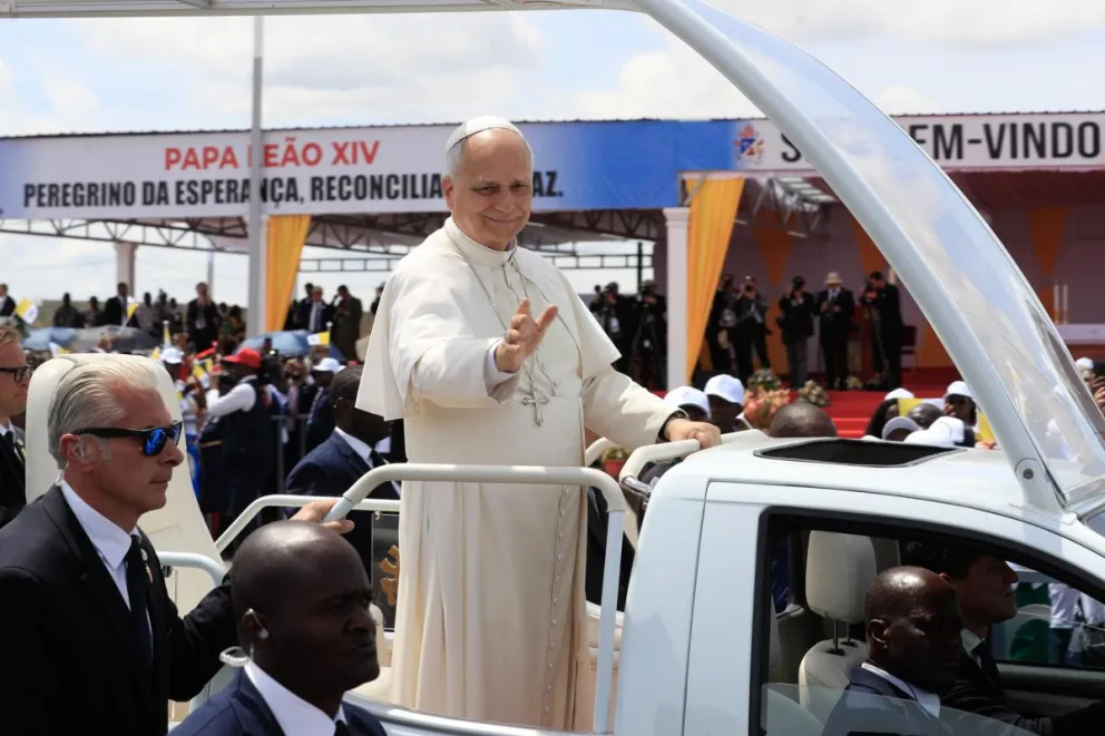 El papa León XIV saluda a los fieles a su llegada al aeropuerto de Saurimo, donde celebró una misa ante cerca de 40.000 fieles, en Saurimo, Angola, el 20 de abril de 2026. Foto: EFE