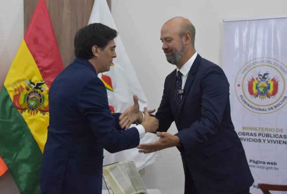 El ministro Zamora y el nuevo gerente de Boa. Foto: Marka Registrada 