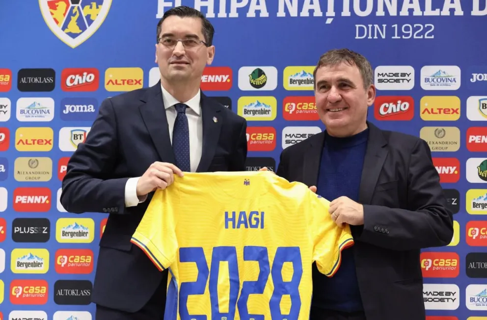 Razvan Burleanu (izq.), presidente de la Federación rumana y Gheorghe Hagi durante la presentación.