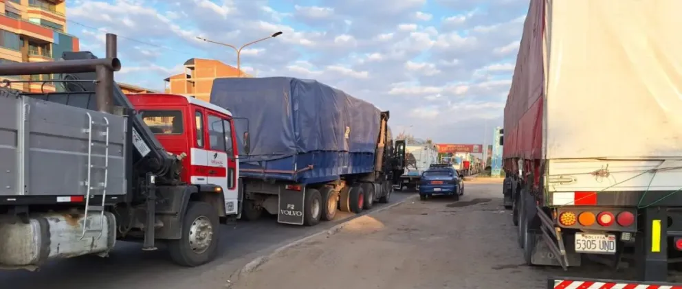 El transporte pesado de Santa Cruz denuncia que 2.000 afiliados son perjudicados por la falta de diésel. Foto: Unitel