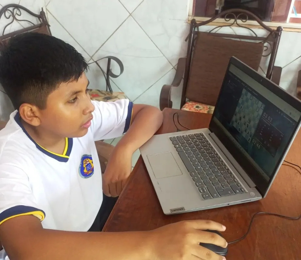 Javier García durante una de sus partidas online. Foto: Federación Boliviana de Ajedrez.