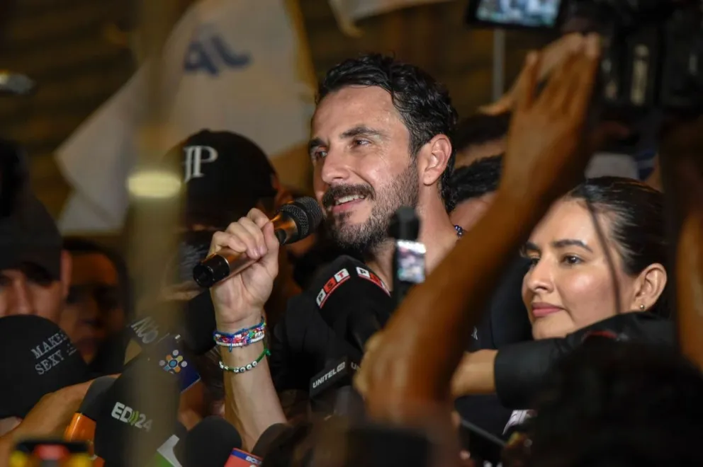 El gobernador electo de Santa Cruz, JP Velasco, durante un acto en la plaza 24 de Septiembre, el domingo. Foto: APG
