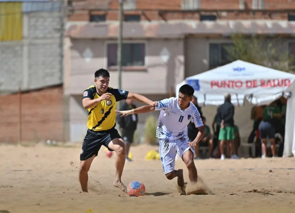 Un jugador de Deportivo Salud (de amarillo) en el nacional de 2025. Foto: FBF.