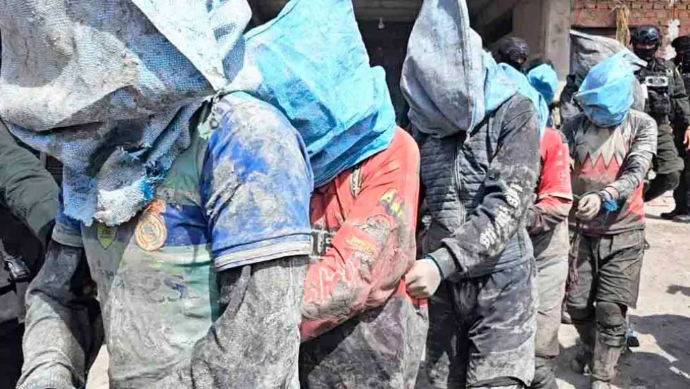 Los 20 jucus, entre ellos cinco menores de edad, entre ellos una mujer, fueron aprehendidos por los cooperativistas mineros y sacados de la mina Kory Mayu, en el Cerro Rico de Potosí. Foto: El Potosí