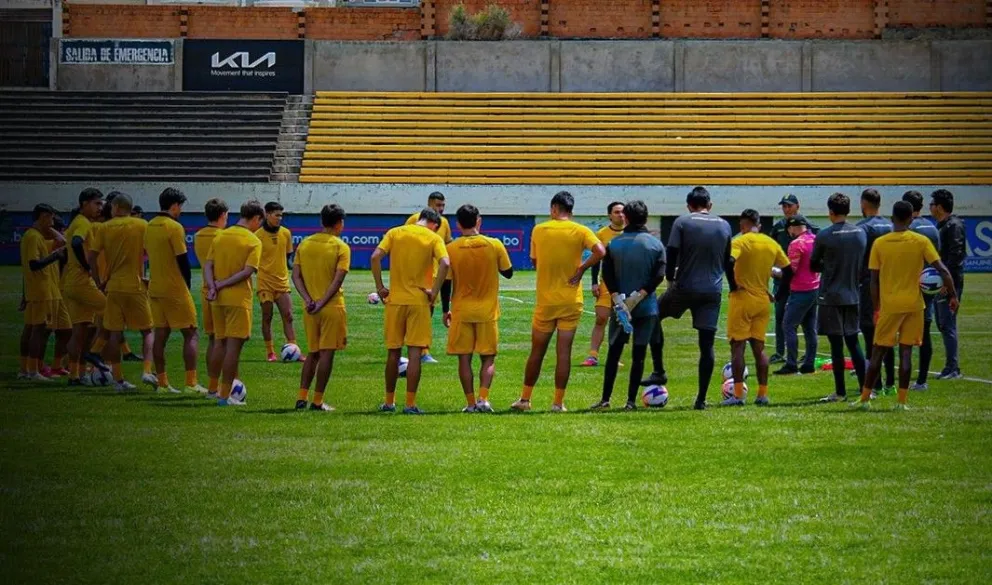 Jugadores del Tigre antes de iniciar un entrenamiento en el Complejo de Achumani. Foto: Club The Strongest
