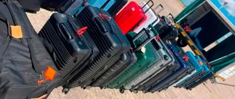 El 29 de noviembre de 2025, 32 maletas llegaron al aeropuerto de Viru Viru de Santa Cruz y hasta la fecha se desconoce lo que contenían. Foto Unitel.