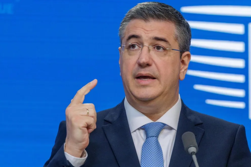 El comisario europeo de Transporte y Turismo Sostenibles, Apostolos Tzitzikostas, durante una rueda de prensa este martes en Bruselas. Foto: EFE