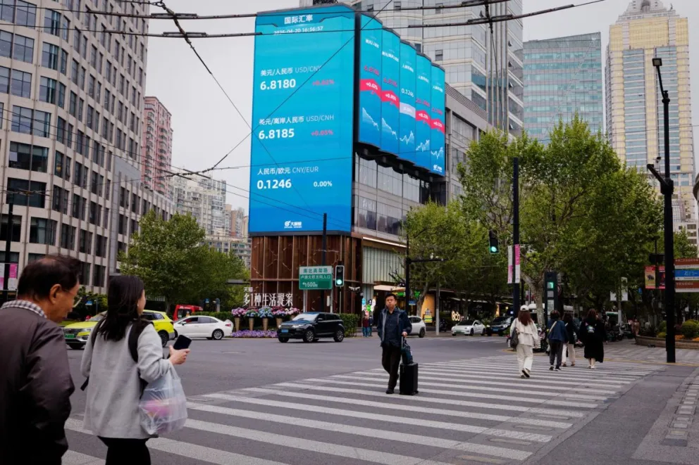 Personas caminando en una calle de Shanghai, China. Foto: EFE
