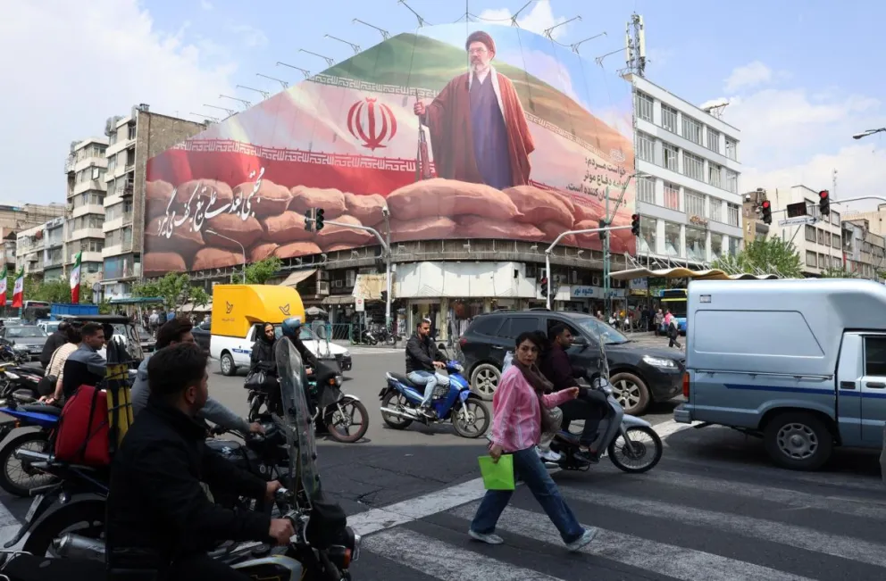 Iraníes pasan junto a un gran cartel del líder supremo iraní, el ayatolá Mojtaba Jameneí, en una calle de Teherán, Irán, el 20 de abril de 2026. Foto: EFE