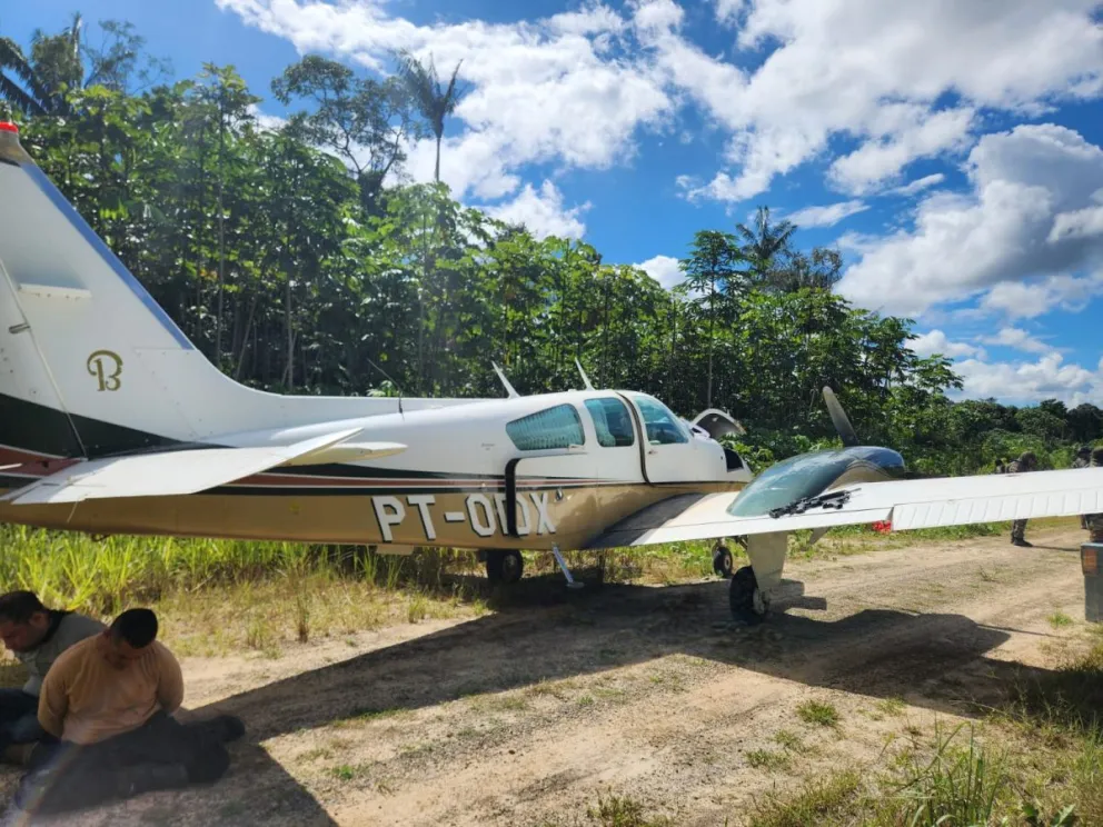 La avioneta incauta y los dos extranjeros detenidos. Foto tomada de la cuenta en RRSS del viceministro de Defensa Social, Ernesto Justiniano