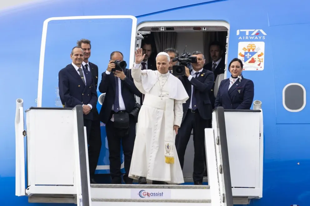 El papa León XIV embarca en el aeropuerto de Luanda, Angola, con destino a Guinea Ecuatorial. Foto: EFE