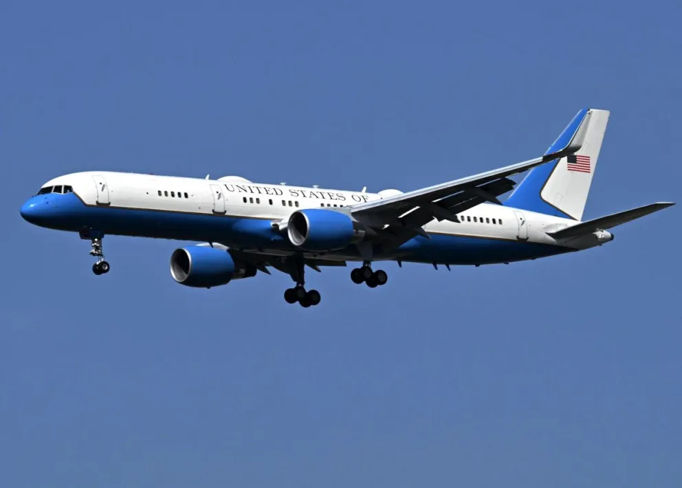 Un avión del gobierno estadounidense se prepara para aterrizar en la base aérea de Nur Khan en Rawalpindi, Pakistán. Foto: EFE 