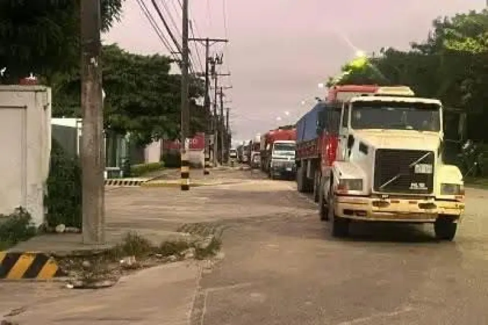 Largas filas de vehículos en Santa Cruz a la espera de cargar diésel. Foto: Gigavisión