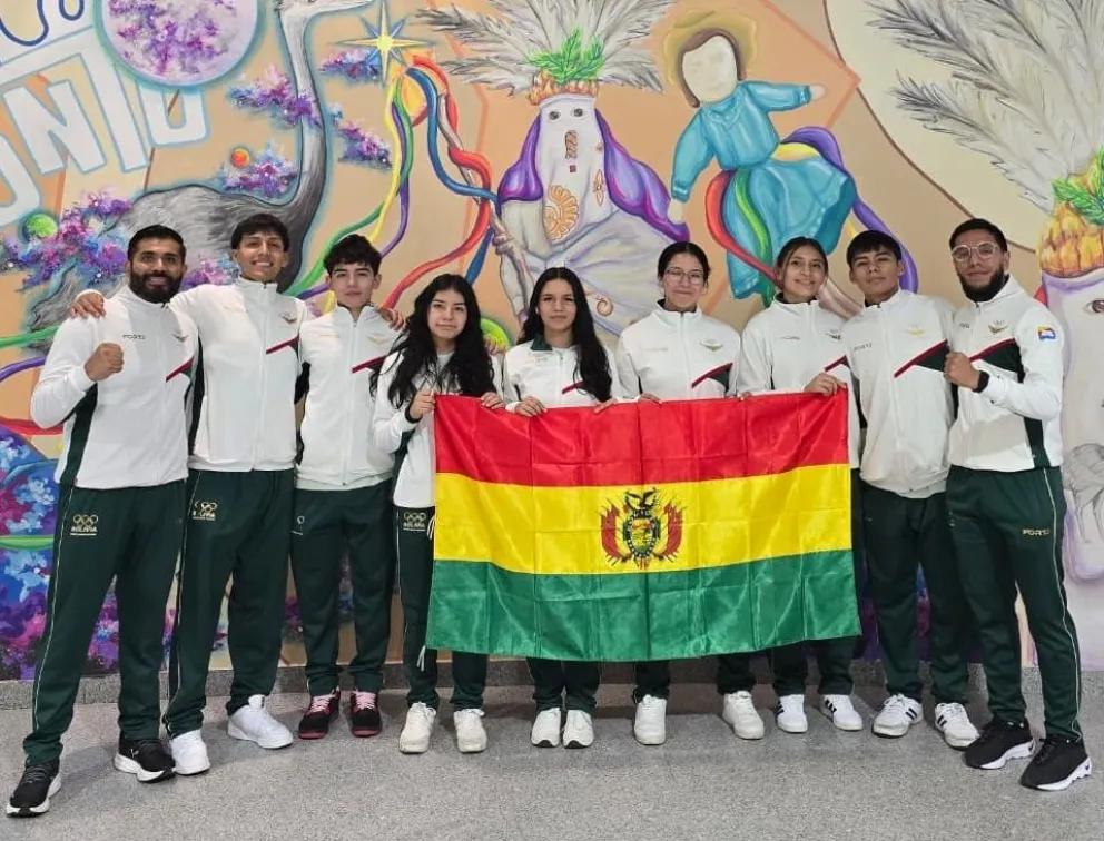 El equipo de karate con la tricolor nacional en Panamá. Foto: Feboka.