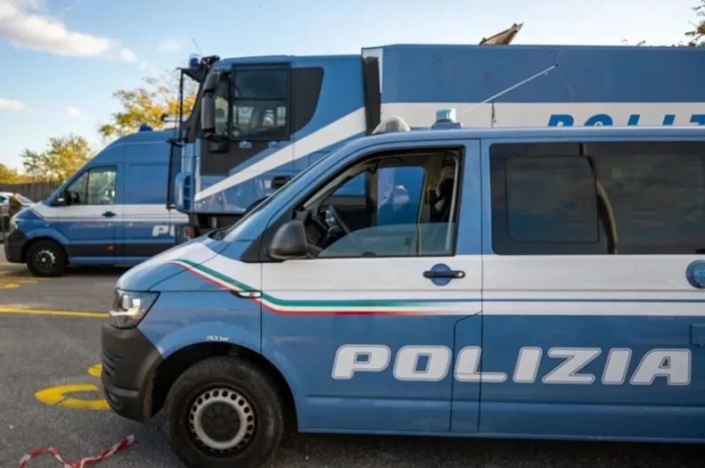 Vehículos de la policía italiana. Foto: EFE.