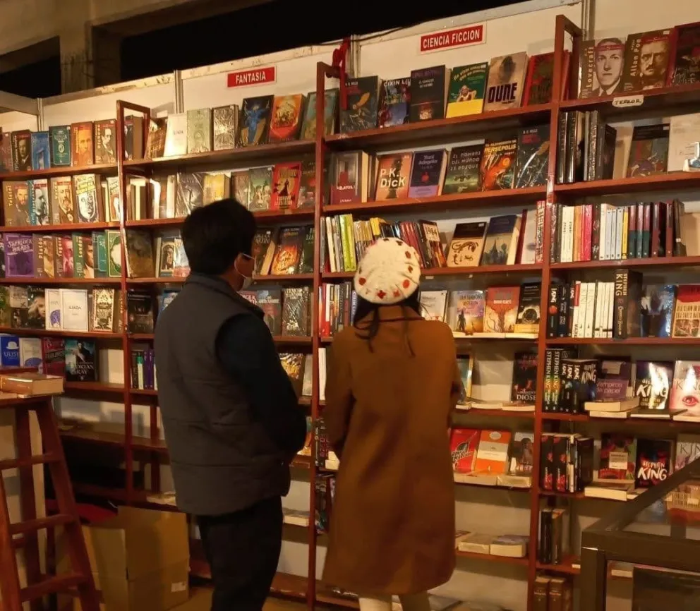 La estantería de la librería Yachaywasi. Foto: Yachaywasi Librería