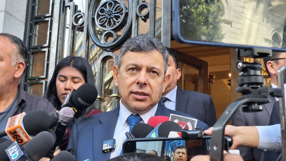 El presidente del Senado, Diego Ávila, informa de la reunión de coordinación legislativa. Foto: Visión 360