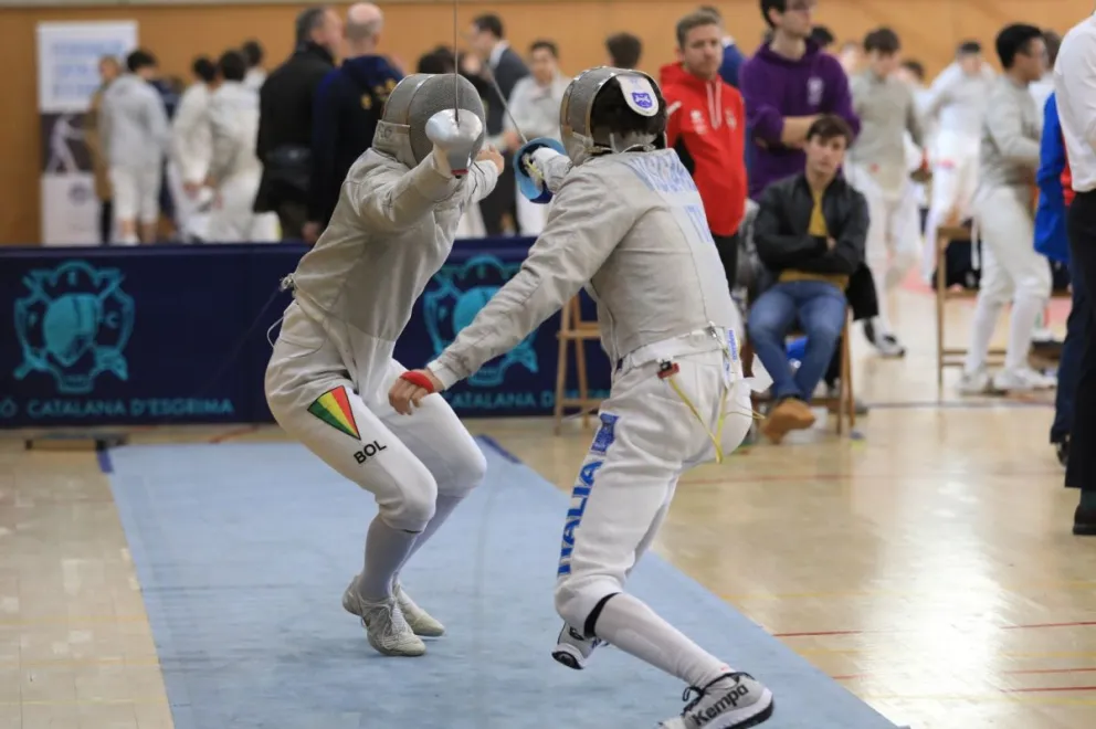 El esgrimista nacional Esteban Mayer durante la Copa del Mundo de Barcelona 2024. Foto: FIE.