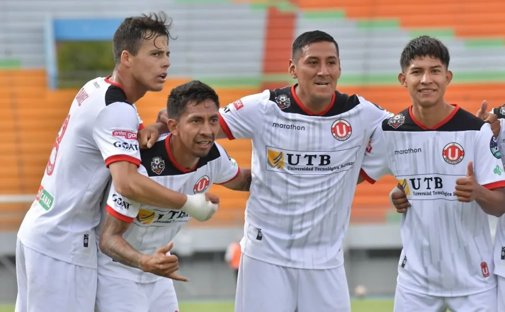 Jugadores de FC Universitario festejan el tercer gol a ABB convertido por Jair Torrico. Foto: APG