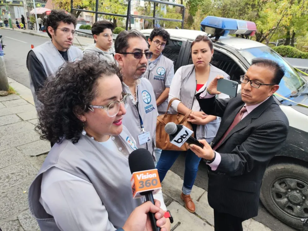 La MOE de Observa Bolivia, en puertas de las oficinas del TSE, la tarde de este martes. Foto: Paulo Lizárraga A.