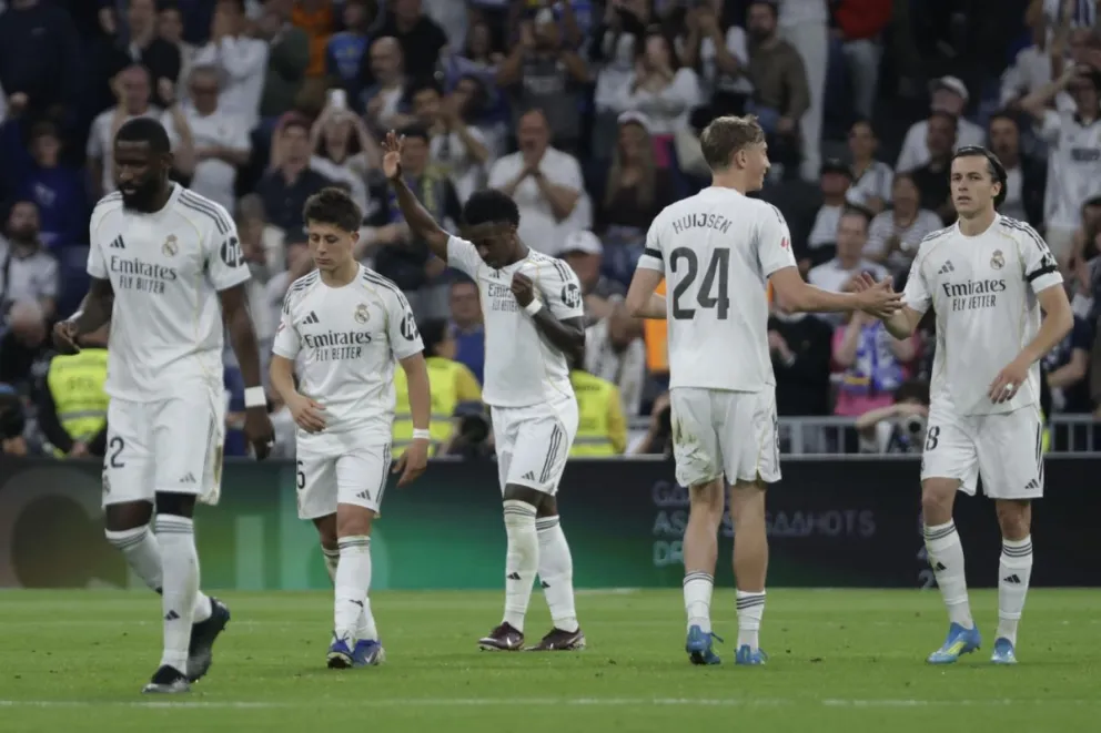 Vinícius (centro) festeja su tanto para el Real Madrid en el Bernabéu. Foto: EFE.