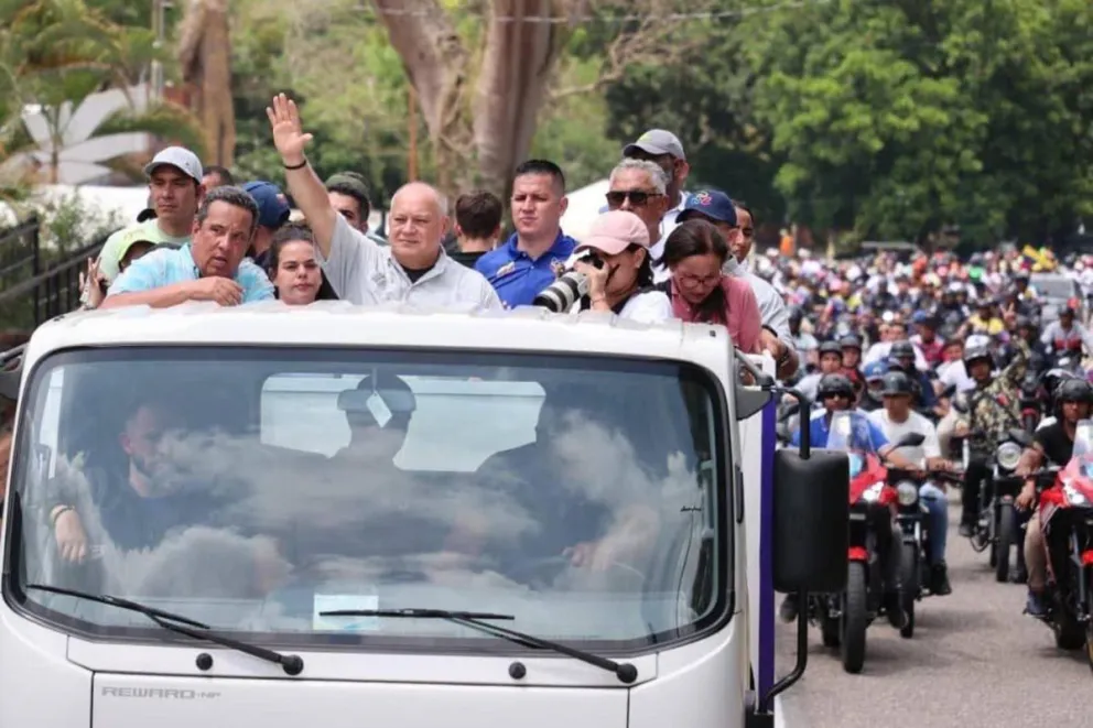 Fotografía difundida por el sitio web Con el Mazo Dando del vicepresidente sectorial de Política, Seguridad Ciudadana y Paz, Diosdado Cabello Rondón (c), durante una caravana de motoristas este martes, en el estado Trujillo (Venezuela). Foto: EFE