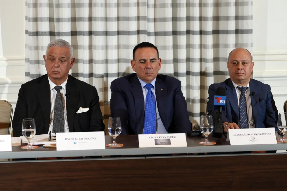 El abogado principal de Patino y Asociados, Ralph Patino (izq.), el presidente de Vid Music Global (VMG), Javier Fernández (c), y el agente de la FIFA, Juan Carlos Vázquez. Foto: EFE